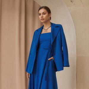 biały żakiet do chabrowej sukienki