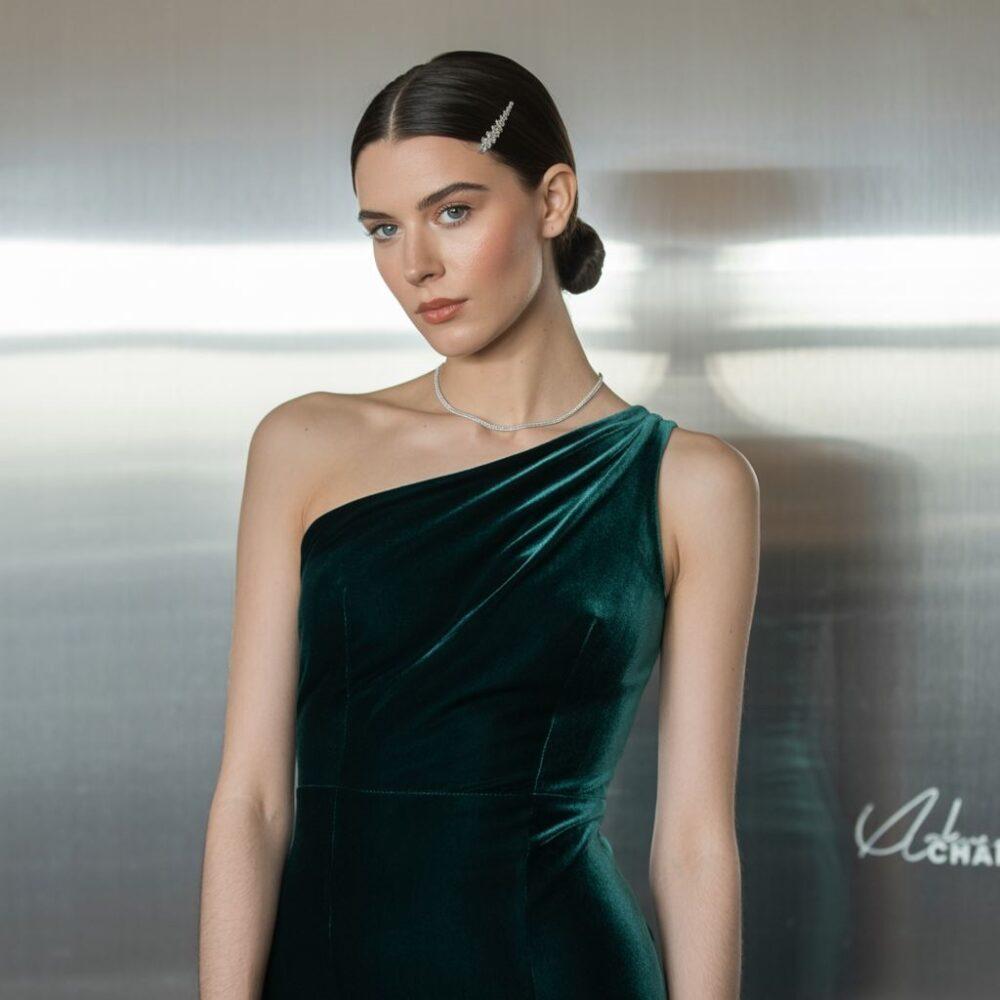 dopasowana sukienka elegancja